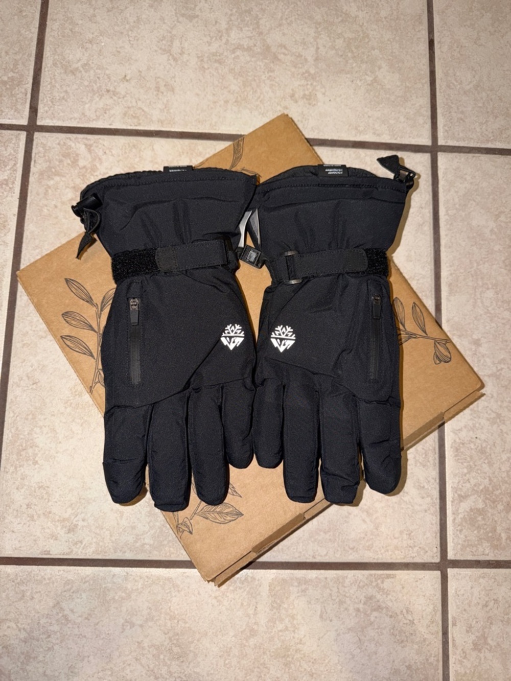 3M Thinsulate Black Insulated Ski Gloves with Wrist Strap